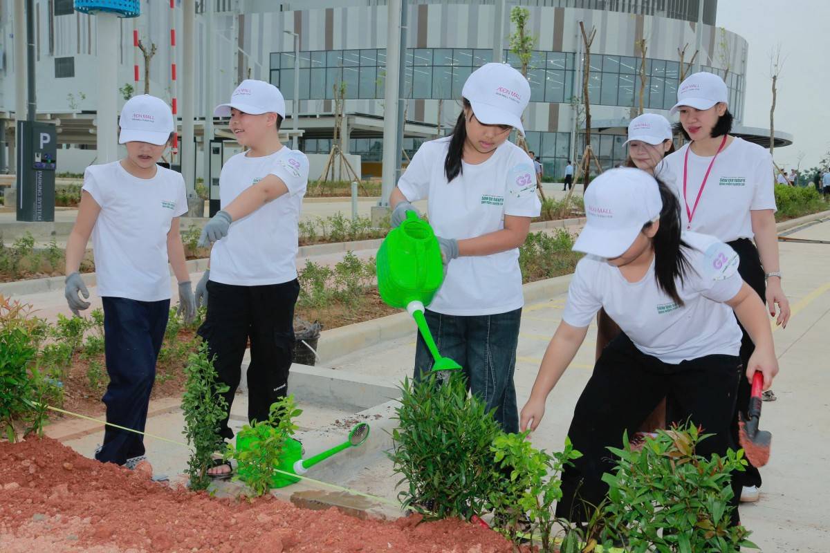 Các em học sinh tham gia trồng cây xanh.