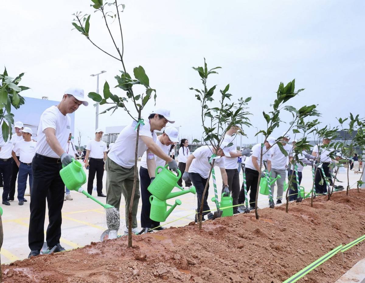 Các đại biểu  trồng những cây xanh đầu tiên tại Trung tâm thương mại AEON MALL Thanh Hóa.