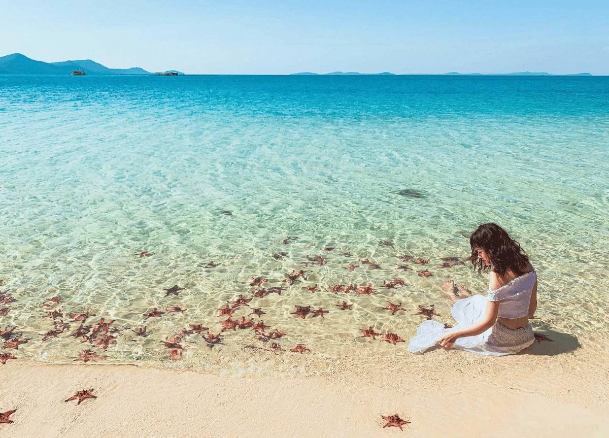 Thời điểm lý tưởng để thăm bãi biển Sao tại Phú Quốc là từ tháng 6 đến tháng 10 hàng năm, đặc biệt là vào tháng 9 và 10 khi có nhiều sao biển nhất trong năm. Trong khoảng thời gian này, mặc dù là mùa mưa tại Phú Quốc nhưng vì vị trí khuất gió Tây Nam nên Bãi Sao có thời tiết êm ả, lặng sóng, nước biển xanh trong (Ảnh: https://salindaresort.com).