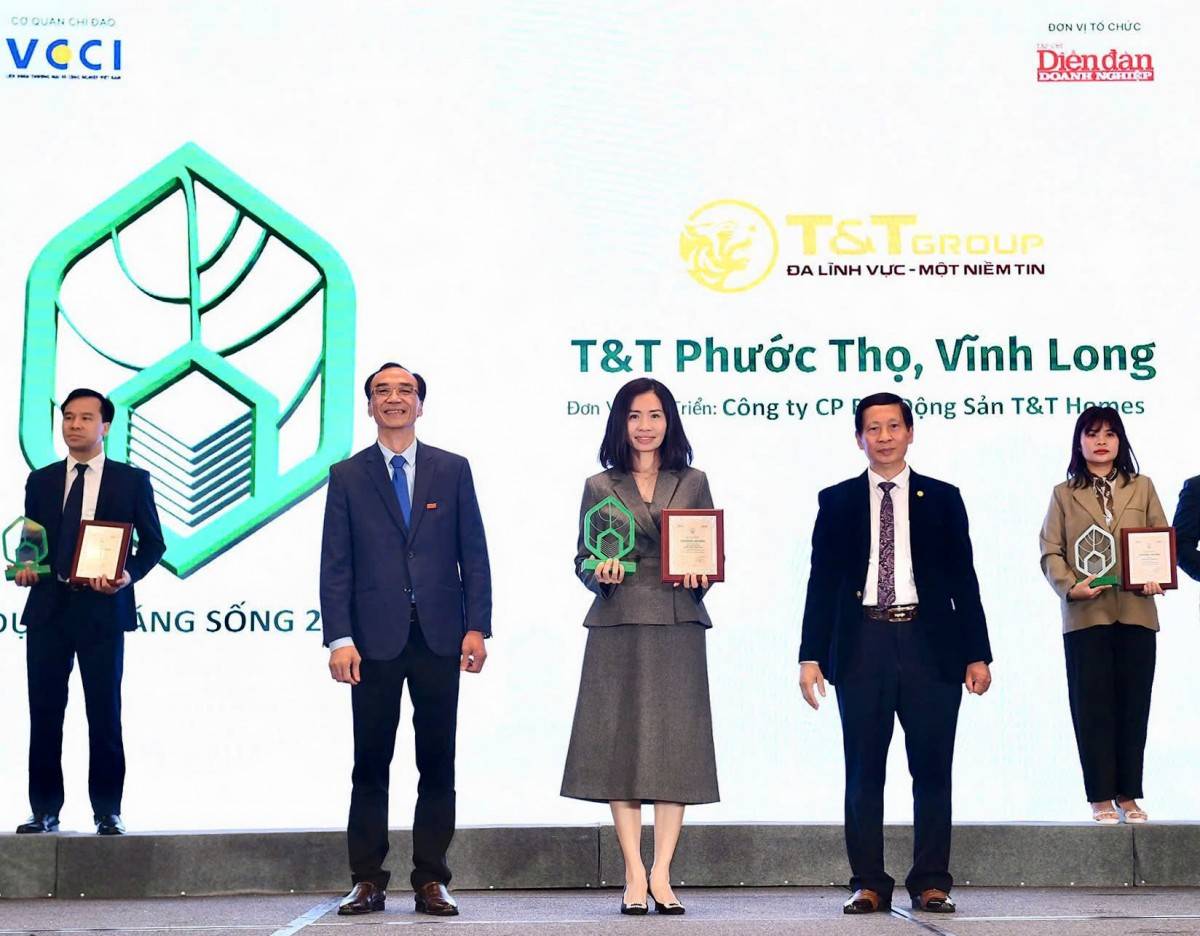 Đại diện lãnh đạo  T&T Homes (chính giữa) lên nhận giải Dự án đáng sống 2024 cho dự án T&T Homes Elite Rivera