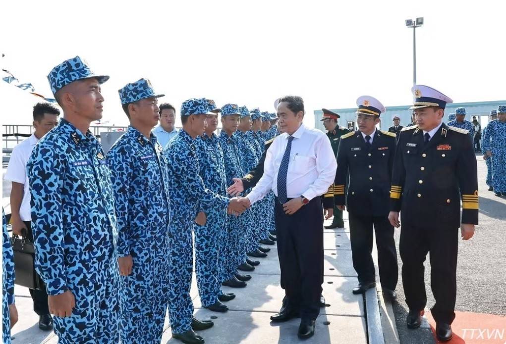 Chủ tịch Quốc hội Trần Thanh Mẫn với chiến sĩ Lữ đoàn Tàu ngầm 189. (Ảnh: TTXVN)