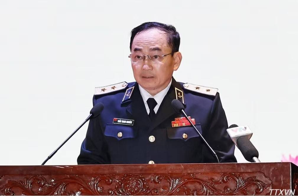 Phó Đô đốc Trần Thanh Nghiêm, Ủy viên Trung ương Đảng, Tư lệnh Quân chủng Hải quân báo cáo tóm tắt về tình hình công tác. (Ảnh: TTXVN)