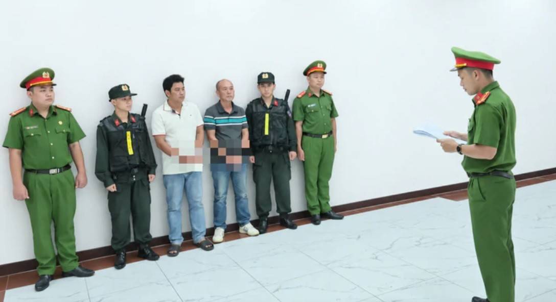 Bùi Văn Tây và Hồ Sỹ Tứ (từ trái sang) bị bắt để điều tra về tội “Gây ô nhiễm môi trường”. (Ảnh: Công an TP Hồ Chí Minh)