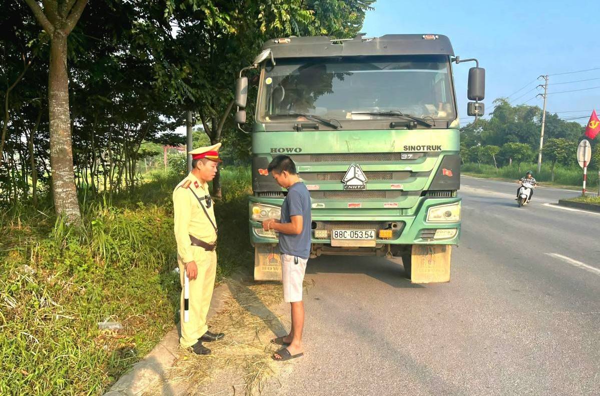 Phú Thọ khuyến cáo doanh nghiệp vận tải chủ động đổi biển số nền vàng
