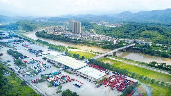 Cửa khẩu đường bộ số II Kim Thành nằm trong Khu Kinh tế cửa khẩu tỉnh Lào Cai.