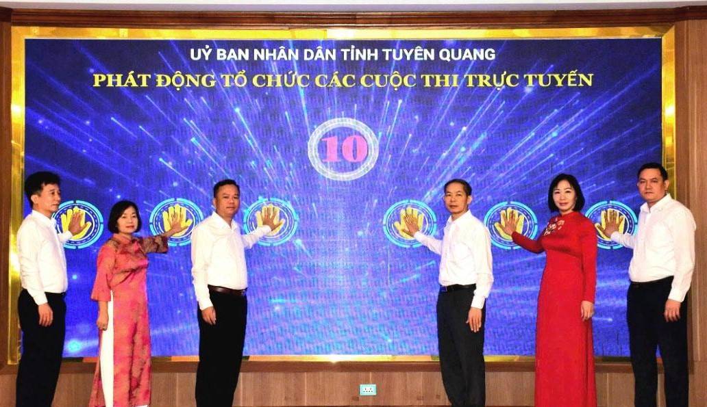 Các đại biểu thực hiện nghi thức bấm nút bắt đầu cuộc thi.