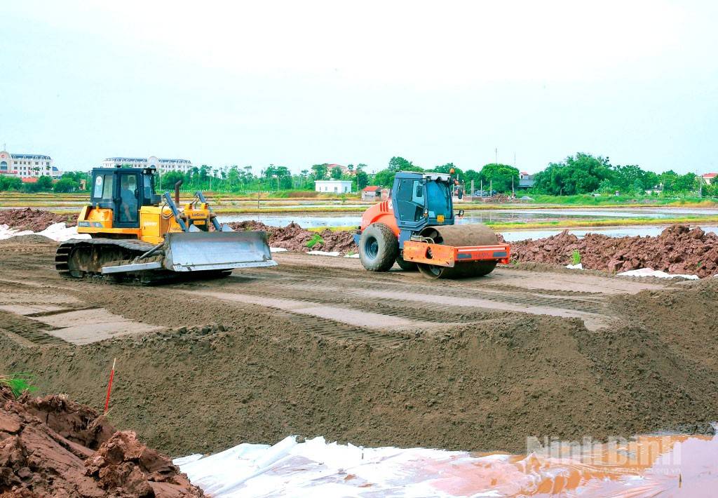 Xây dựng Ninh Bình trở thành thành phố trực thuộc Trung ương trước năm 2030 là nhiệm vụ chính trị đặc biệt quan trọng, đòi hỏi sự chuẩn bị đồng bộ về quy hoạch, hạ tầng và tổ chức không gian phát triển. Trong ảnh: Thi công dự án xây dựng tuyến đường kết nối giữa Nam Đồng bằng Sông Hồng với vùng núi Tây Bắc và vùng duyên hải Bắc Trung Bộ giai đoạn 1 (Ảnh: Anh Tuấn - https://baoninhbinh.org.vn).
