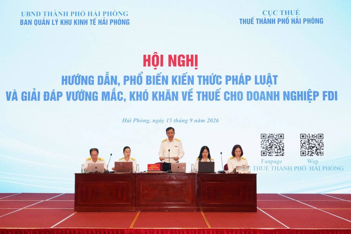 Lãnh đạo và các phòng chuyên môn của Thuế thành phố trao đổi tại Hội nghị.