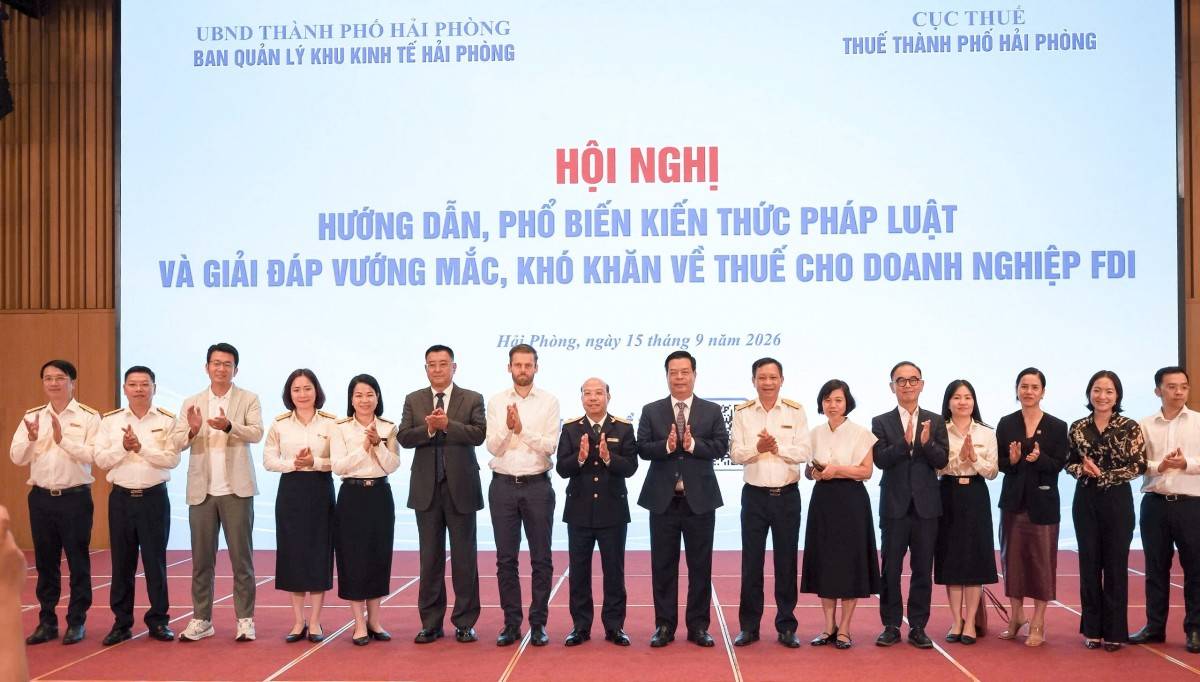 Lãnh đạo Ban Quản lý Khu kinh tế Hải Phòng, Thuế thành phố Hải Phòng và đại diện các doanh nghiệp tại Hội nghị. Ảnh: Cổng thông tin điện tử TP Hải Phòng