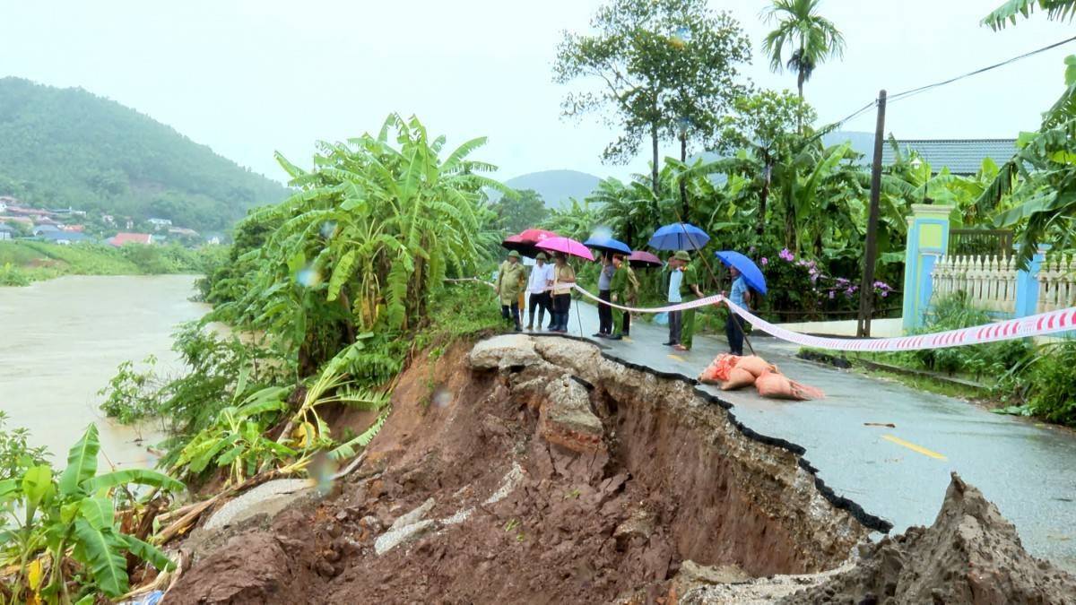 Phú Thọ: Sạt lở ngòi Lạt, bờ sông ảnh hưởng giao thông và nhà dân tại Tu Vũ