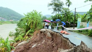 Phú Thọ: Sạt lở ngòi Lạt, bờ sông ảnh hưởng giao thông và nhà dân tại Tu Vũ