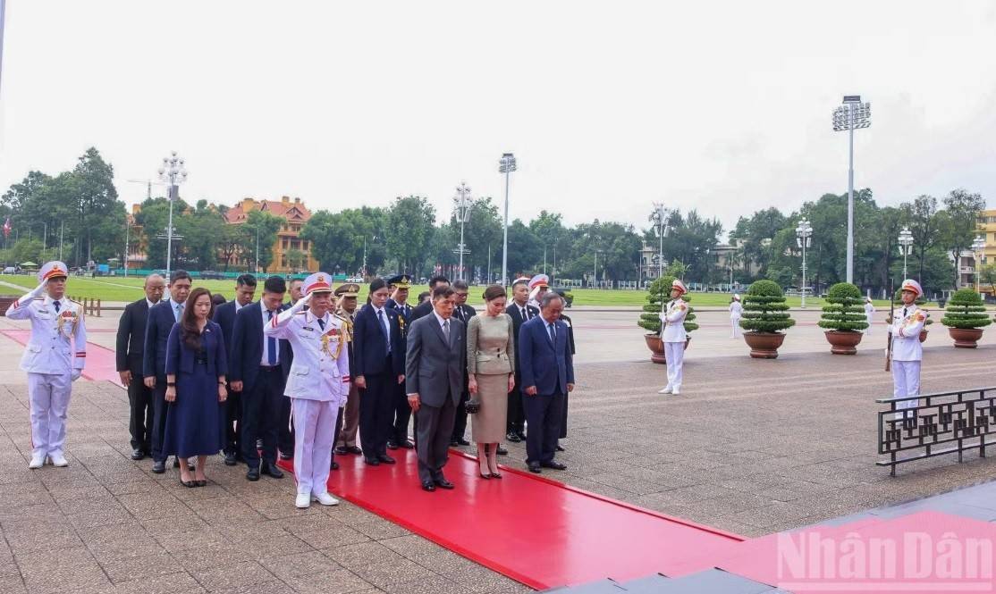 Nhà vua Vương quốc Thái Lan Maha Vajiralongkorn Phra Vajiraklaochaoyuhua và Hoàng hậu Suthida Bajrasudhabimalalakshana tưởng niệm Chủ tịch Hồ Chí Minh.