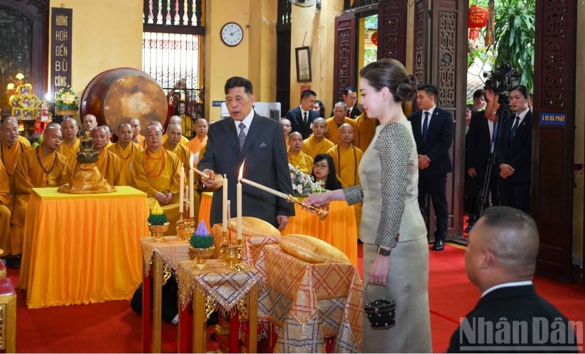 Nhà vua Thái Lan Maha Vajiralongkorn Phra Vajiraklaochaoyuhua và Hoàng hậu Suthida Bajrasudhabimalalakshana thực hiện nghi lễ thắp nến cầu an tại chùa Quán Sứ.