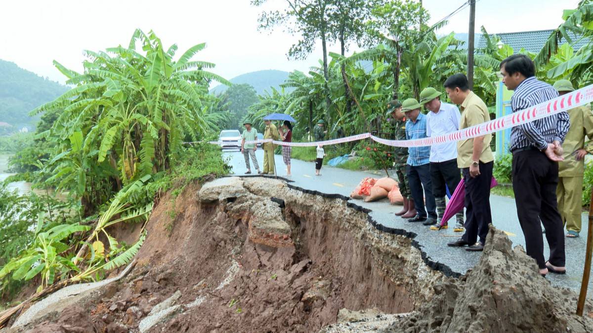 Phú Thọ: Sạt lở ngòi Lạt, bờ sông ảnh hưởng giao thông và nhà dân tại Tu Vũ