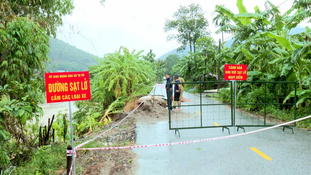 Phú Thọ: Sạt lở ngòi Lạt, bờ sông ảnh hưởng giao thông và nhà dân tại Tu Vũ