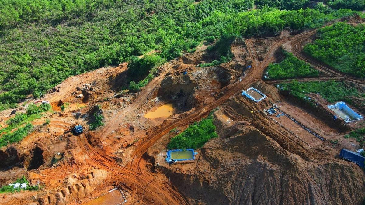 muốn một ảnh đại diện mới, đẹp theo tỷ lệ 16:9, không vướng bản quyền báo khác, em có thể tạo ngay ảnh minh họa dạng flycam: vùng núi – khu thăm dò khoáng sản – lớp địa chất chứa quặng vàng, không chữ, phong cách ảnh báo chí chân thực.