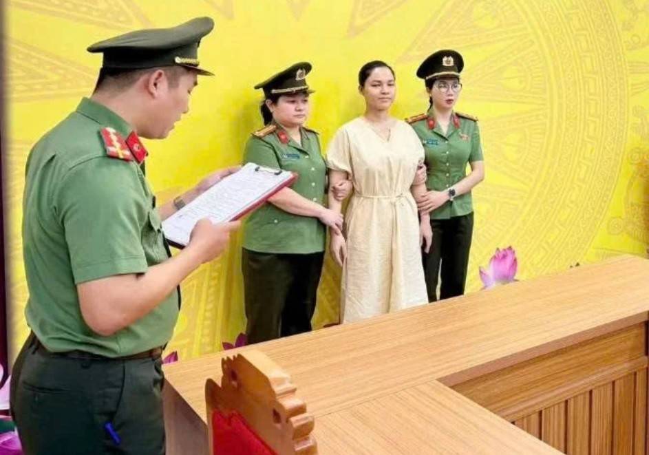 Cơ quan Công an tống đạt quyết định khởi tố đối với Vũ Thị Dung. Ảnh Công an Tuyên Quang.