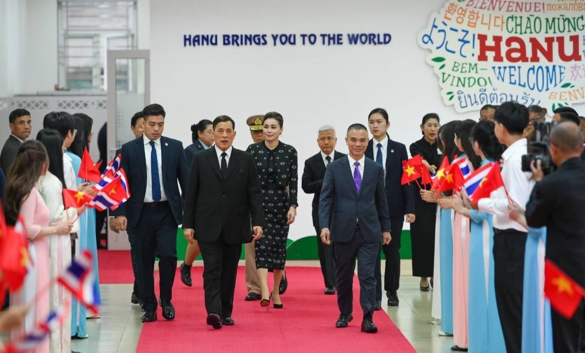Nhà vua Vương quốc Thái Lan﻿ Maha Vajiralongkorn Phra Vajiraklaochaoyuhua và Hoàng hậu Suthida Bajrasudhabimalalakshana tại Trường đại học Hà Nội. (Ảnh: https://nhandan.vn)