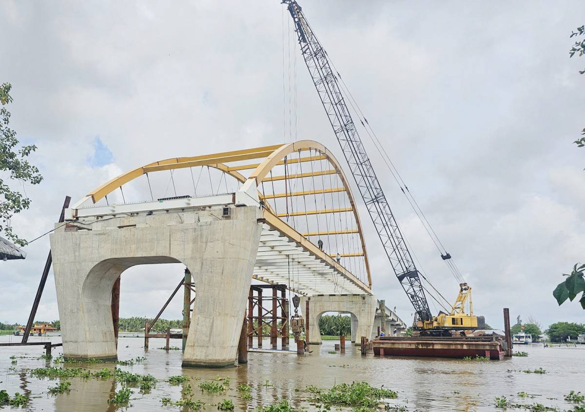 Thi công cầu Vĩnh Tuy, thuộc dự án đường Hồ Chí Minh đoạn Rạch Sỏi - Bến Nhứt, Gò Quao - Vĩnh Thuận.