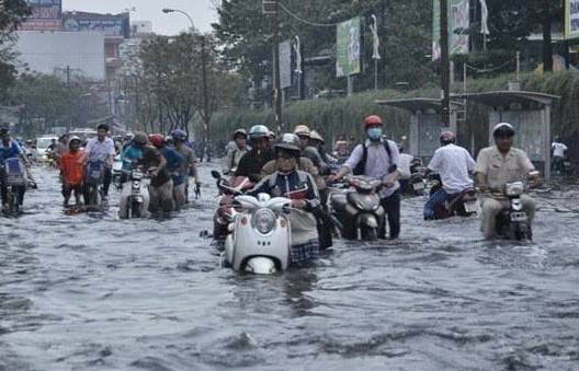 Hà Nội mưa lớn nhất 3 ngày, hàng chục điểm ngập khắp thành phố