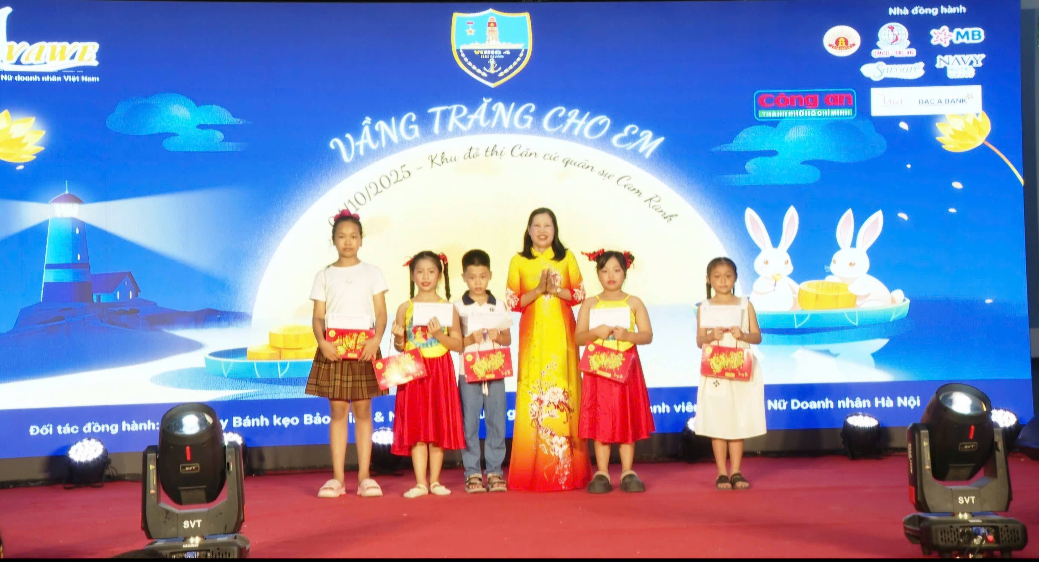 Trung thu Vùng 4 Hải quân trao quà thiếu nhi Cam Ranh.