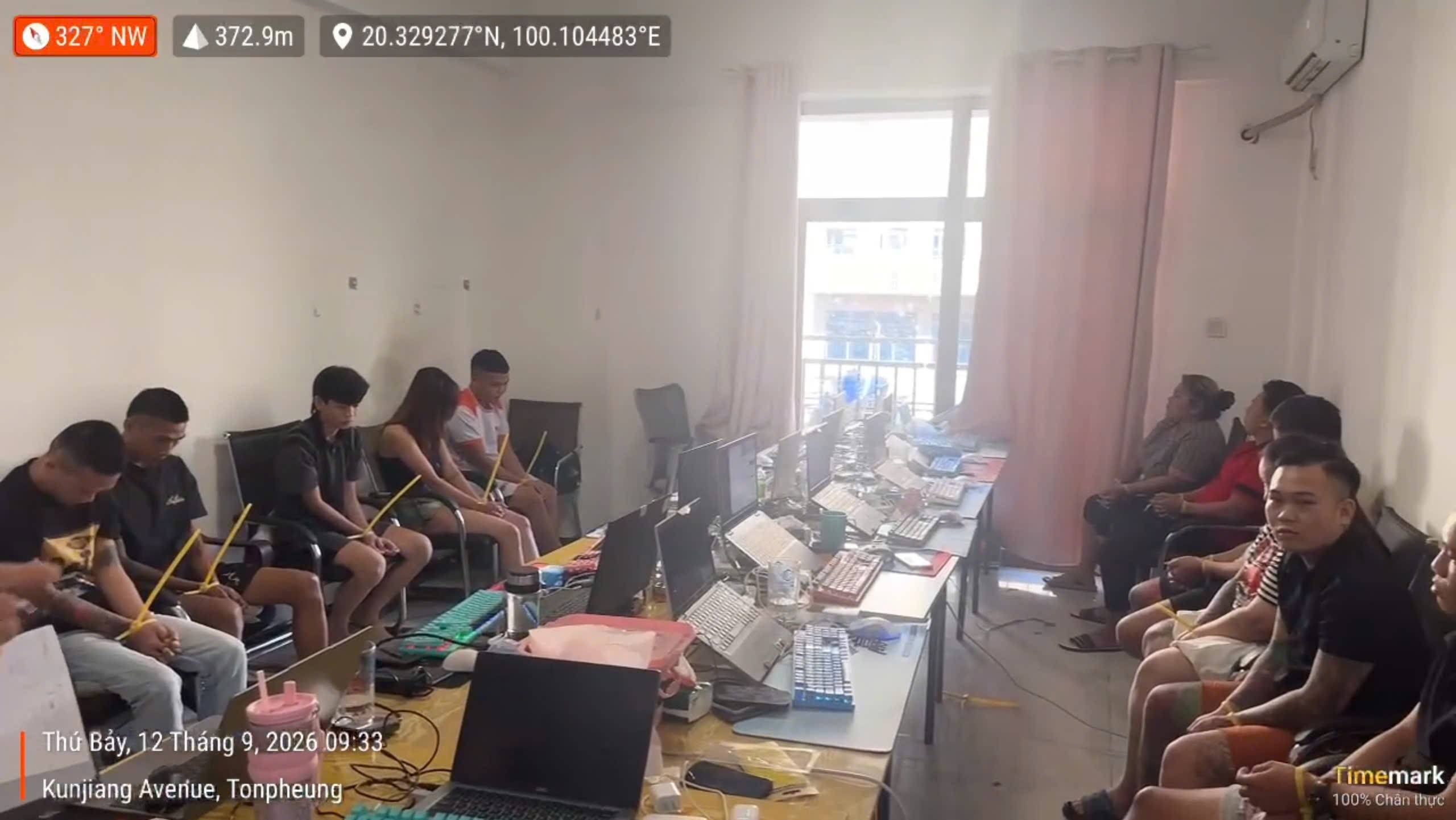 Tổng cục Cảnh sát Bộ Công an Lào đã bàn giao cho tổ công tác Công an tỉnh Lào Cai 64 đối tượng người Việt Nam cùng vật chứng liên quan để xử lý theo quy định của pháp luật