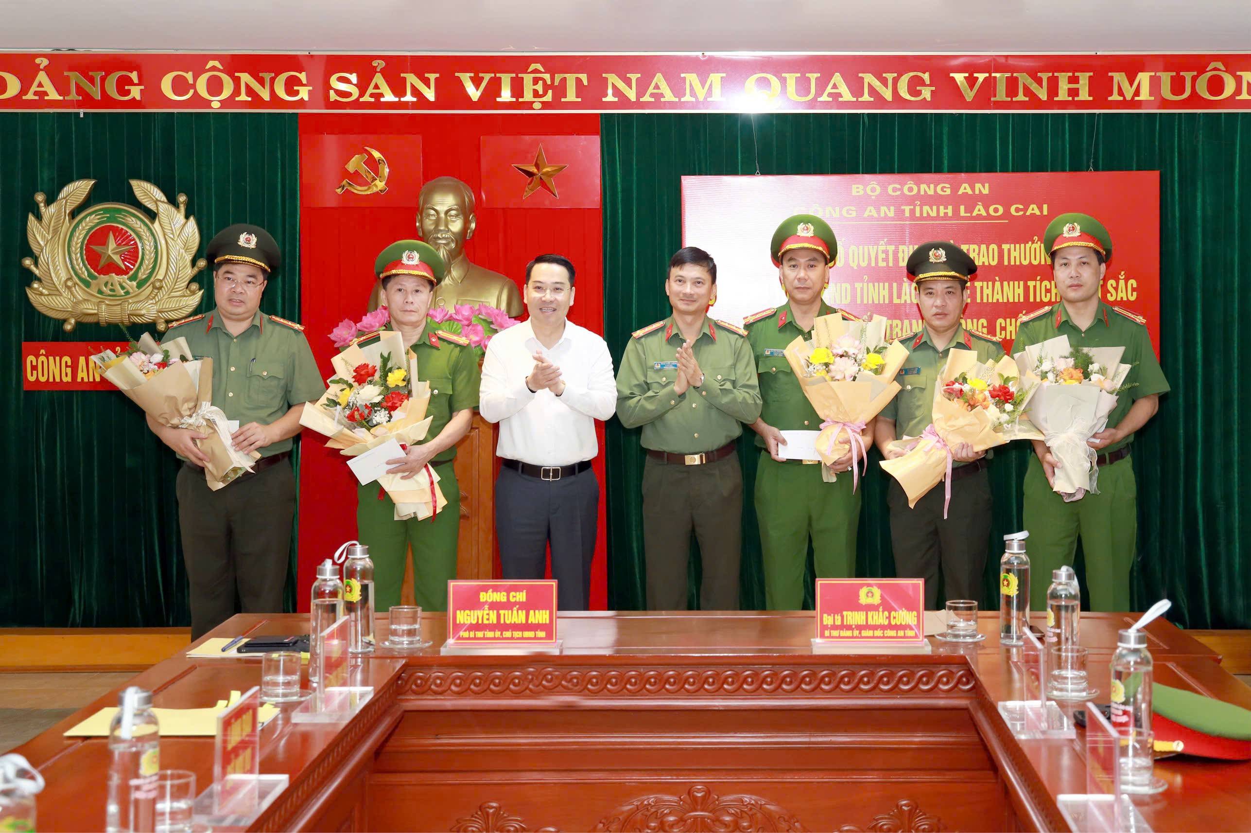 Nguyễn Tuấn Anh, Phó Bí thư Tỉnh ủy, Chủ tịch Ủy ban nhân dân tỉnh trao thưởng nóng cho Ban chuyên án về thành tích xuất sắc trong công tác đấu tranh phòng, chống tội phạm