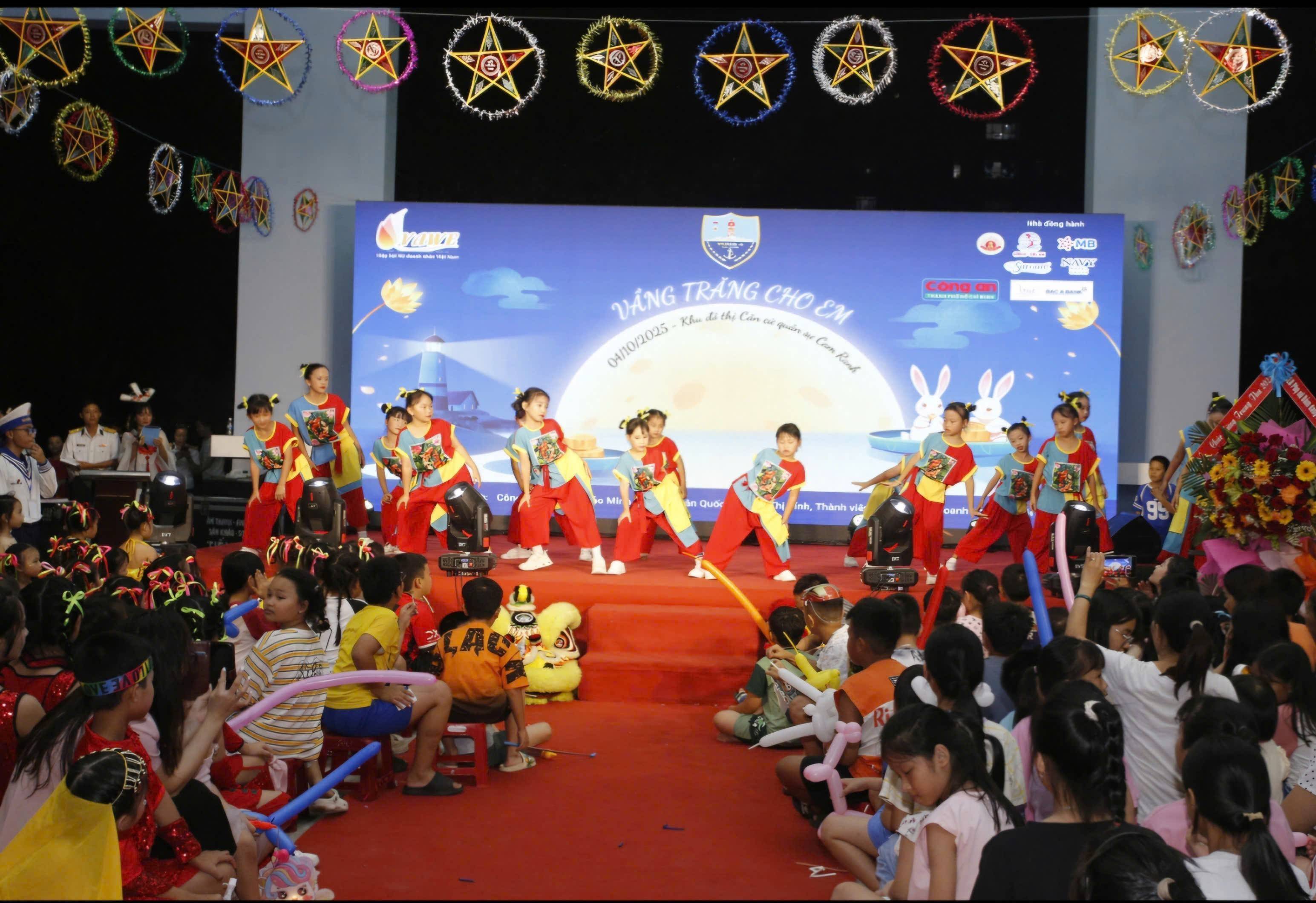 Có những mùa trăng người lính đã lặng lẽ nhường lại cho biển