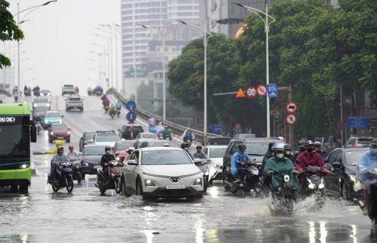Hà Nội mưa lớn nhất 3 ngày, hàng chục điểm ngập khắp thành phố