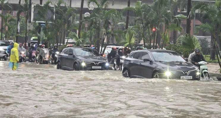 Hà Nội mưa lớn nhất 3 ngày, hàng chục điểm ngập khắp thành phố
