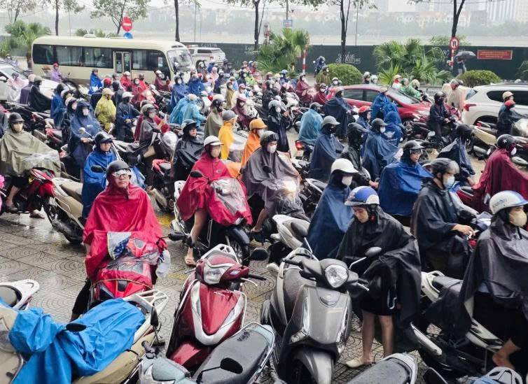 Hà Nội mưa lớn nhất 3 ngày, hàng chục điểm ngập khắp thành phố