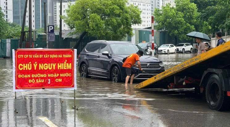 Hà Nội mưa lớn nhất 3 ngày, hàng chục điểm ngập khắp thành phố