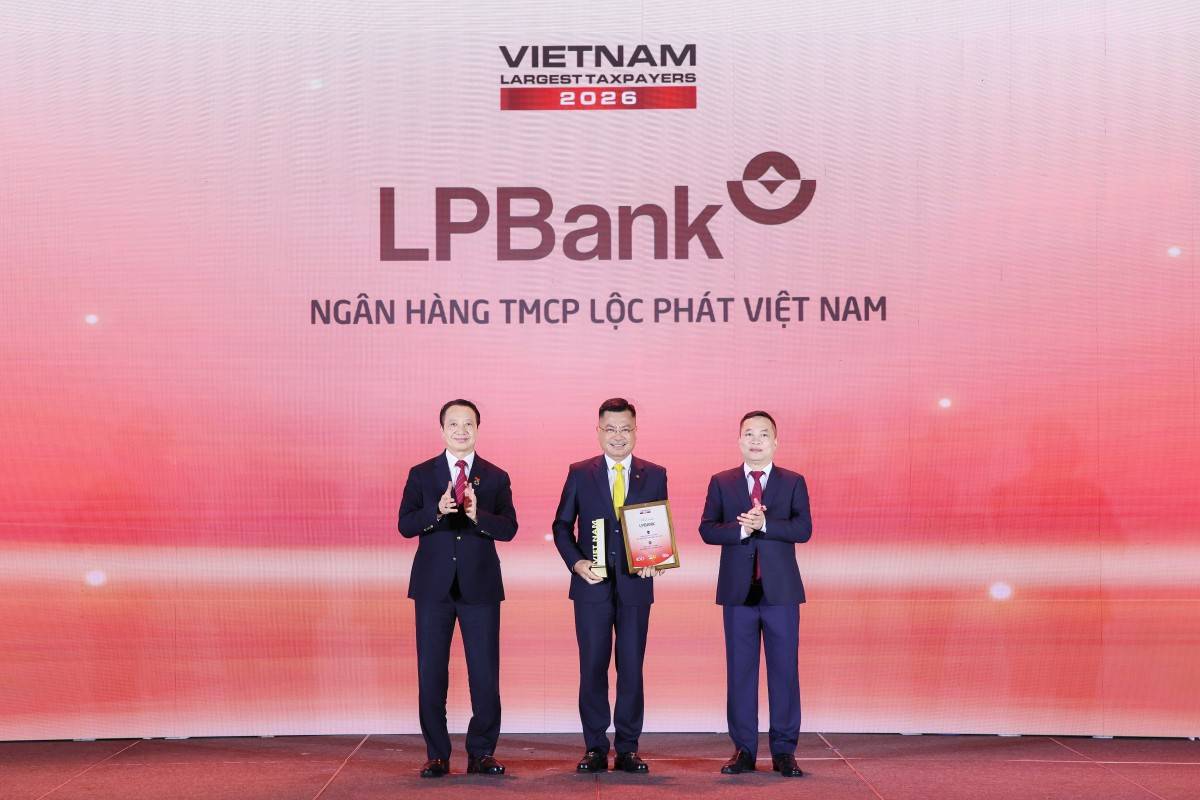 Ông Bùi Thái Hà – Phó Chủ tịch HĐQT LPBank nhận cúp và kỷ niệm chương từ Ban tổ chức