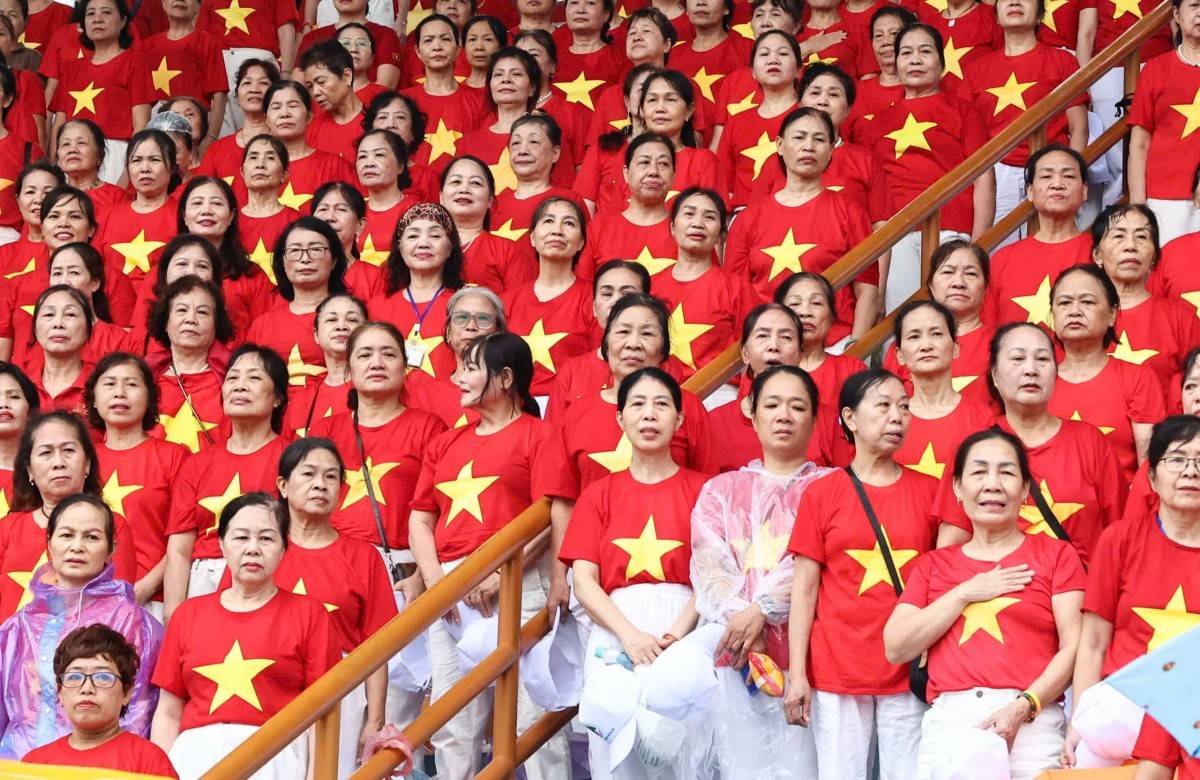 Hơn 2.000 người cao tuổi Hà Nội đồng diễn dân vũ xác lập Kỷ lục Việt Nam