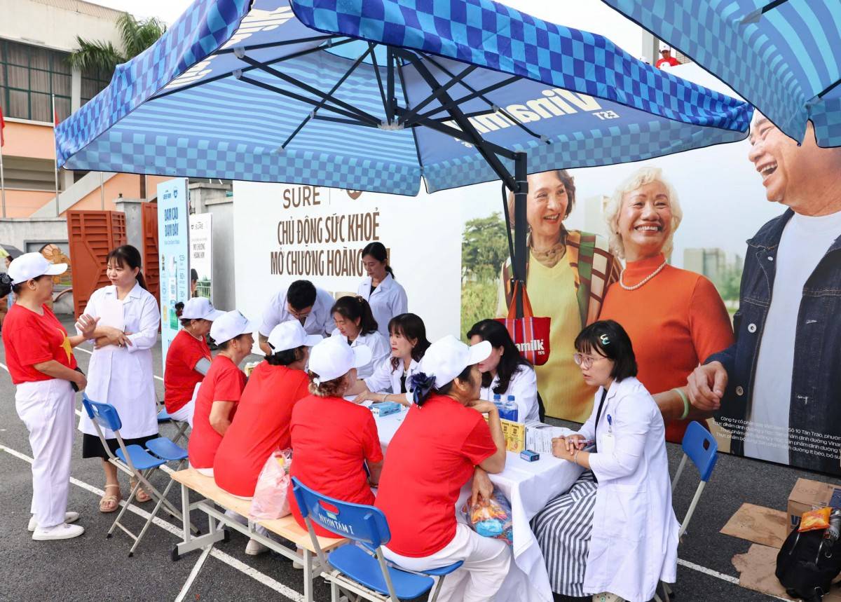 Hơn 2.000 người cao tuổi Hà Nội đồng diễn dân vũ xác lập Kỷ lục Việt Nam