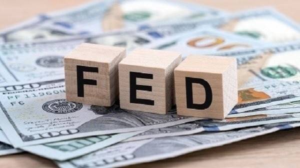 Sau khi Fed công bố tuyên bố và dự báo chính sách, đồng USD tăng giá trên diện rộng, còn lợi suất trái phiếu kho bạc Mỹ kỳ hạn 2 năm — vốn nhạy cảm với kỳ vọng lãi suất điều hành — vọt lên mức cao nhất trong hơn hai năm. 