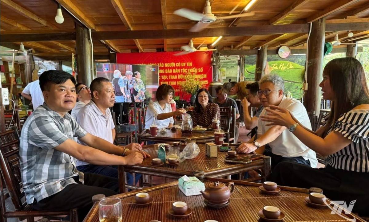 Đoàn công tác của Đài Loan (Trung Quốc) làm việc với lãnh đạo Chi cục Trồng trọt và Bảo vệ thực vật (Sở Nông nghiệp và Môi trường tỉnh) và đại diện Hợp tác xã Chè an toàn Khe Cốc về xuất khẩu chè sang Đài Loan.