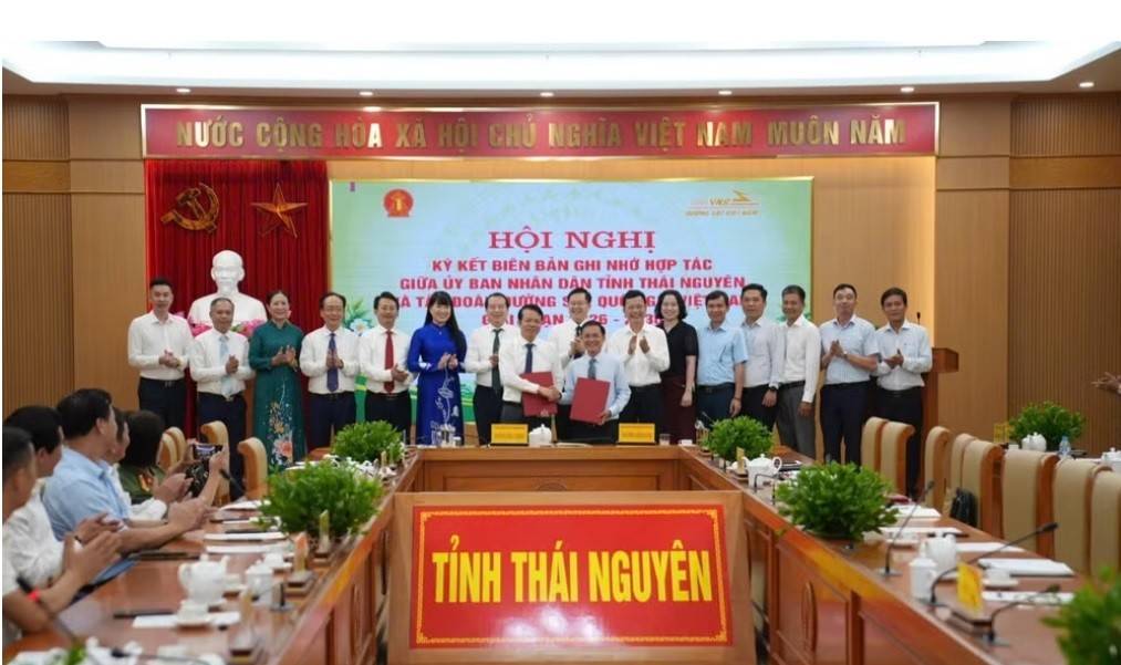 Dự lễ ký kết có Phó Cục trưởng Cục Du lịch Quốc gia Việt Nam Hà Văn Siêu; Phó Bí thư Tỉnh ủy, Chủ tịch Ủy ban Mặt trận Tổ quốc Việt Nam tỉnh Thái Nguyên Đinh Quang Tuyên; Phó Chủ tịch Ủy ban nhân dân tỉnh Thái Nguyên Dương Văn Lượng; đại diện lãnh đạo Sở Văn hóa, Thể thao và Du lịch Hà Nội, Thái Nguyên; Phó Tổng Giám đốc Nguyễn Chính Nam. (Ảnh: Tập đoàn Đường sắt Việt Nam)