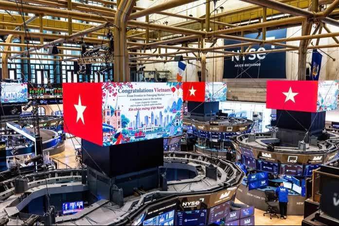 Cờ Việt Nam xuất hiện tại sàn chứng khoán New York trước thời điểm nâng hạng thị trường