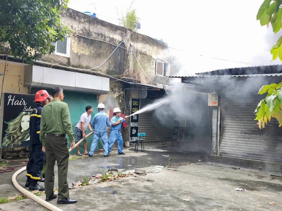 Ngay sau khi tiếp nhận thông tin, chính quyền địa phương cùng các lực lượng chức năng đã khẩn trương triển khai phương án chữa cháy, cứu hộ, nhanh chóng khống chế đám cháy, bảo đảm an toàn tính mạng cho người dân.