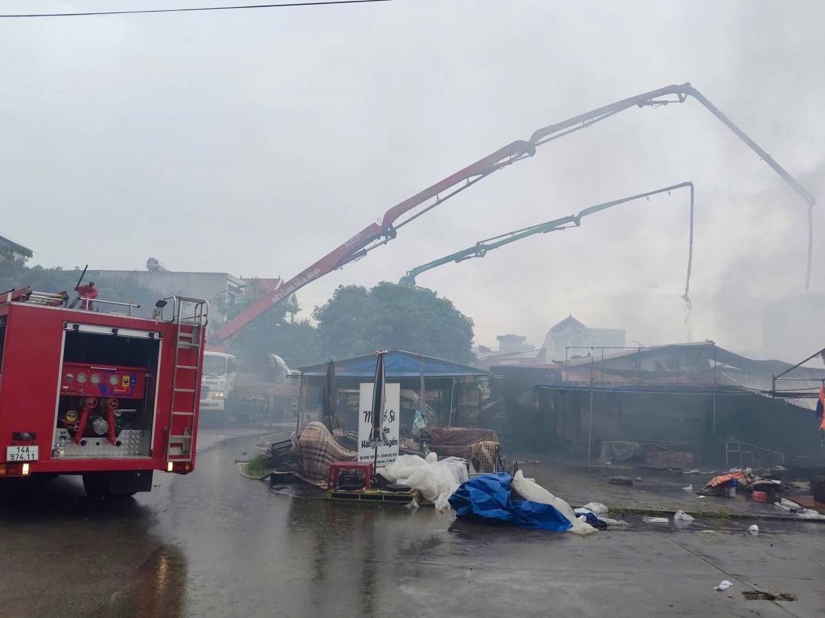 Ngay sau khi tiếp nhận thông tin, chính quyền địa phương cùng các lực lượng chức năng đã khẩn trương triển khai phương án chữa cháy, cứu hộ, nhanh chóng khống chế đám cháy, bảo đảm an toàn tính mạng cho người dân.