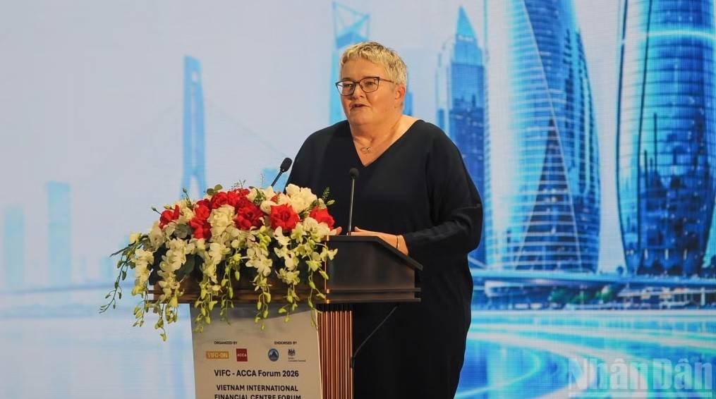 Bà Helen Brand, OBE - Tổng Giám đốc ACCA phát biểu tại diễn đàn. (Ảnh: CÔNG VINH)