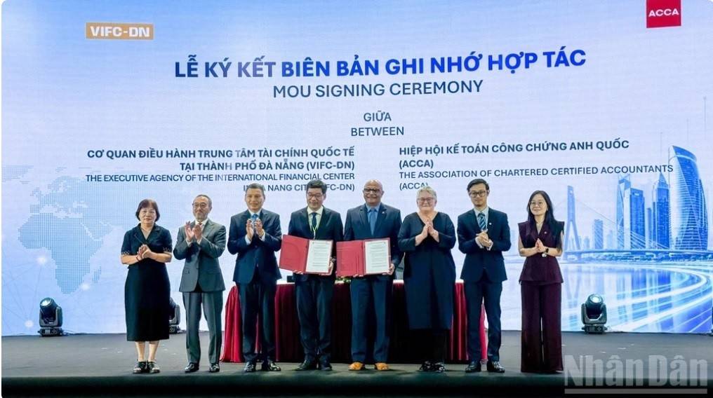Lễ ký kết biên bản ghi nhớ hợp tác giữa Cơ quan điều hành Trung tâm tài chính quốc tế Việt Nam tại thành phố Đà Nẵng và Hiệp hội Kế toán công chứng Anh Quốc