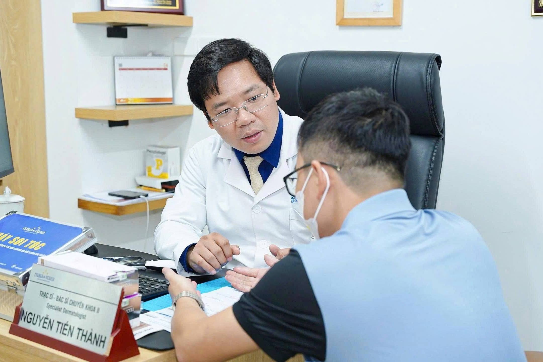 Lội nước ngập nhiều giờ ở Hà Nội, dấu hiệu trên da nào cần cảnh giác?