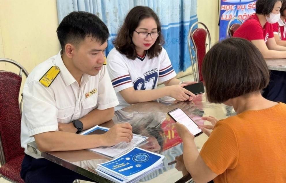 Công chức Thuế tỉnh Lạng Sơn hướng dẫn thủ tục kê khai thuế trên ứng dụng eTax Mobile.