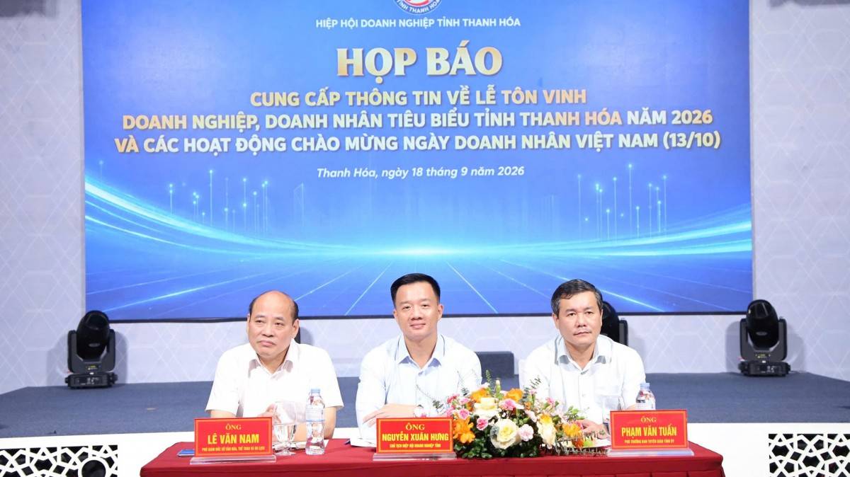 Lãnh đạo Ban Tuyên giáo Tỉnh ủy, Sở Văn hóa, Thể thao và Du lịch, Hiệp hội Doanh nghiệp tỉnh chủ trì buổi họp báo.