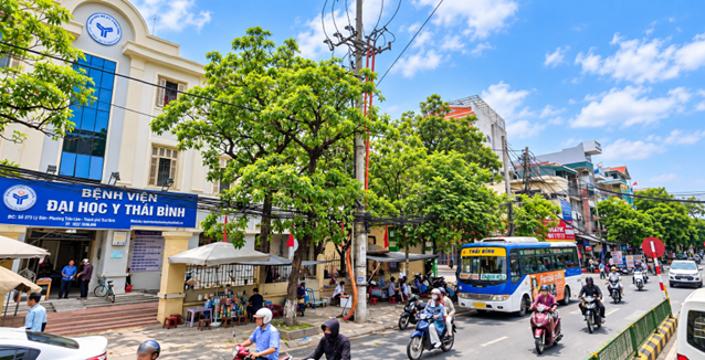 Cổng Bệnh viện Đại học Y Thái Bình nằm trên tuyến đường có mật độ phương tiện cao, cần thường xuyên phân luồng và nhắc nhở dừng, đỗ đúng quy định. Ảnh tư liệu do Công an Phường cung cấp