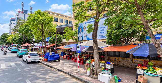 Lòng đường và vỉa hè khu vực Bệnh viện Đa khoa Thái Bình đã gọn gàng hơn; biển cấm dừng, đỗ được thể hiện rõ để người dân chấp hành. Ảnh chụp lúc 13 giờ 45 phút ngày 18.9.2026, do Công an Phường cung cấp.