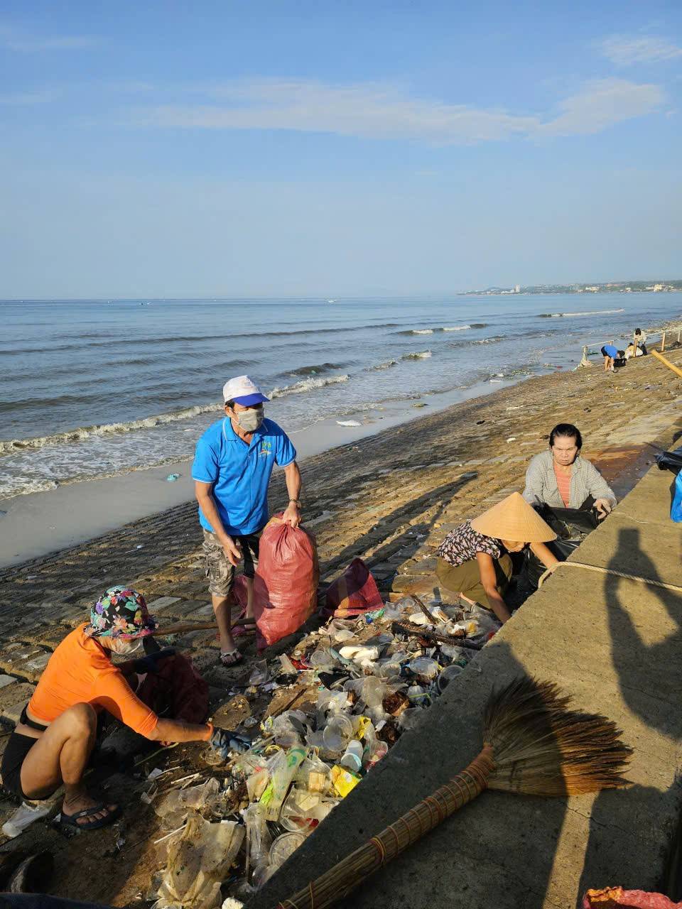 Lâm Đồng người dân, chiến sĩ và du khách nước ngoài chung tay bảo vệ môi trường biển Mũi Né