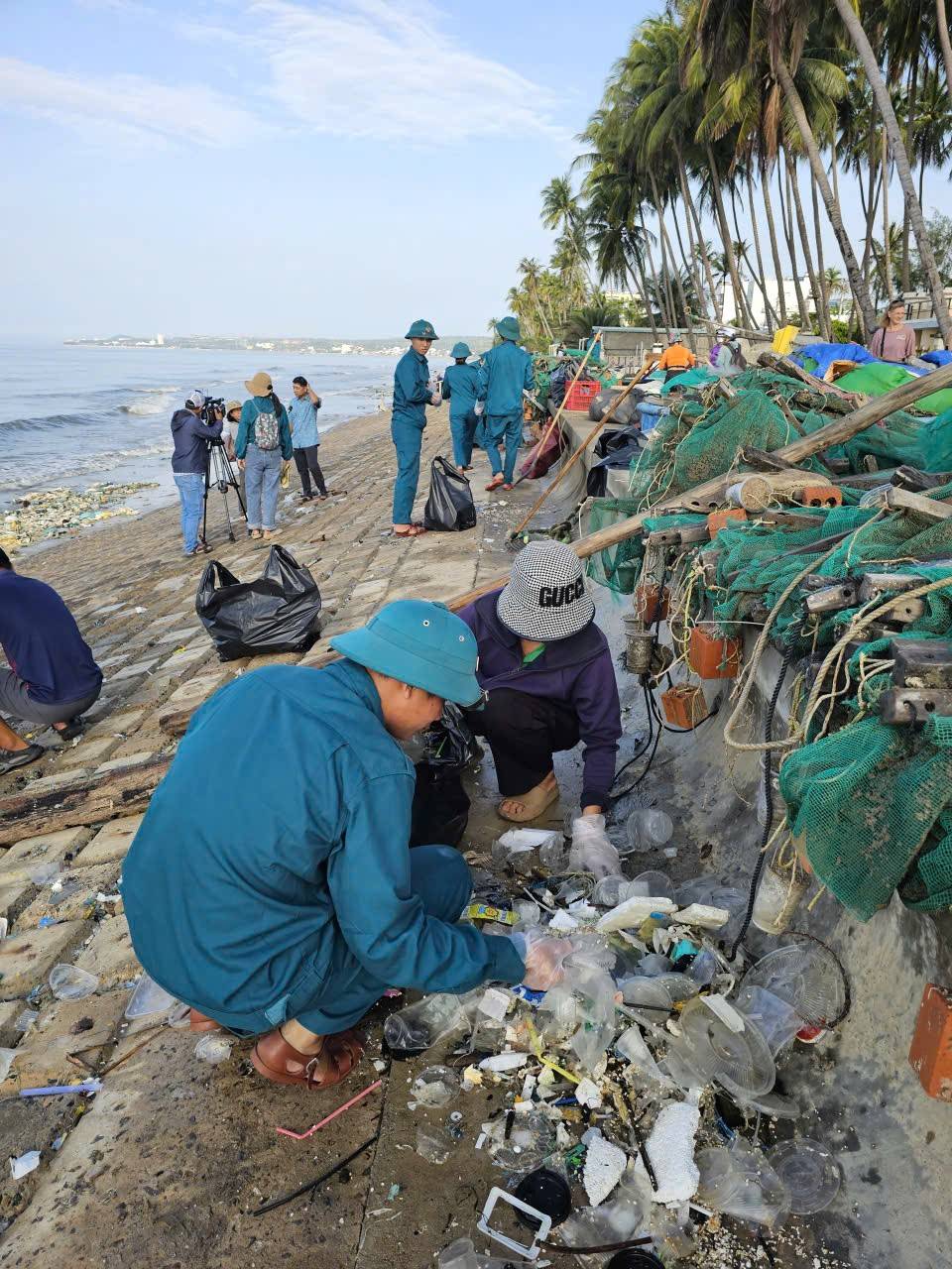 Lâm Đồng người dân, chiến sĩ và du khách nước ngoài chung tay bảo vệ môi trường biển Mũi Né
